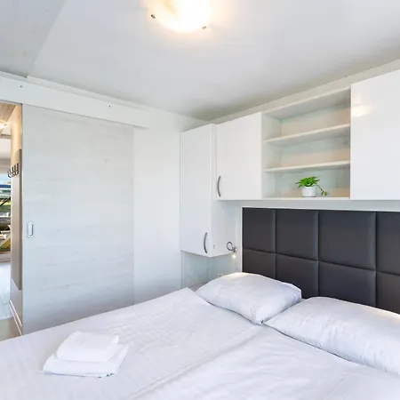 아파트 Lovely Houseboat 포르토로즈