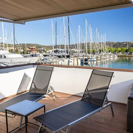 Lovely Houseboat